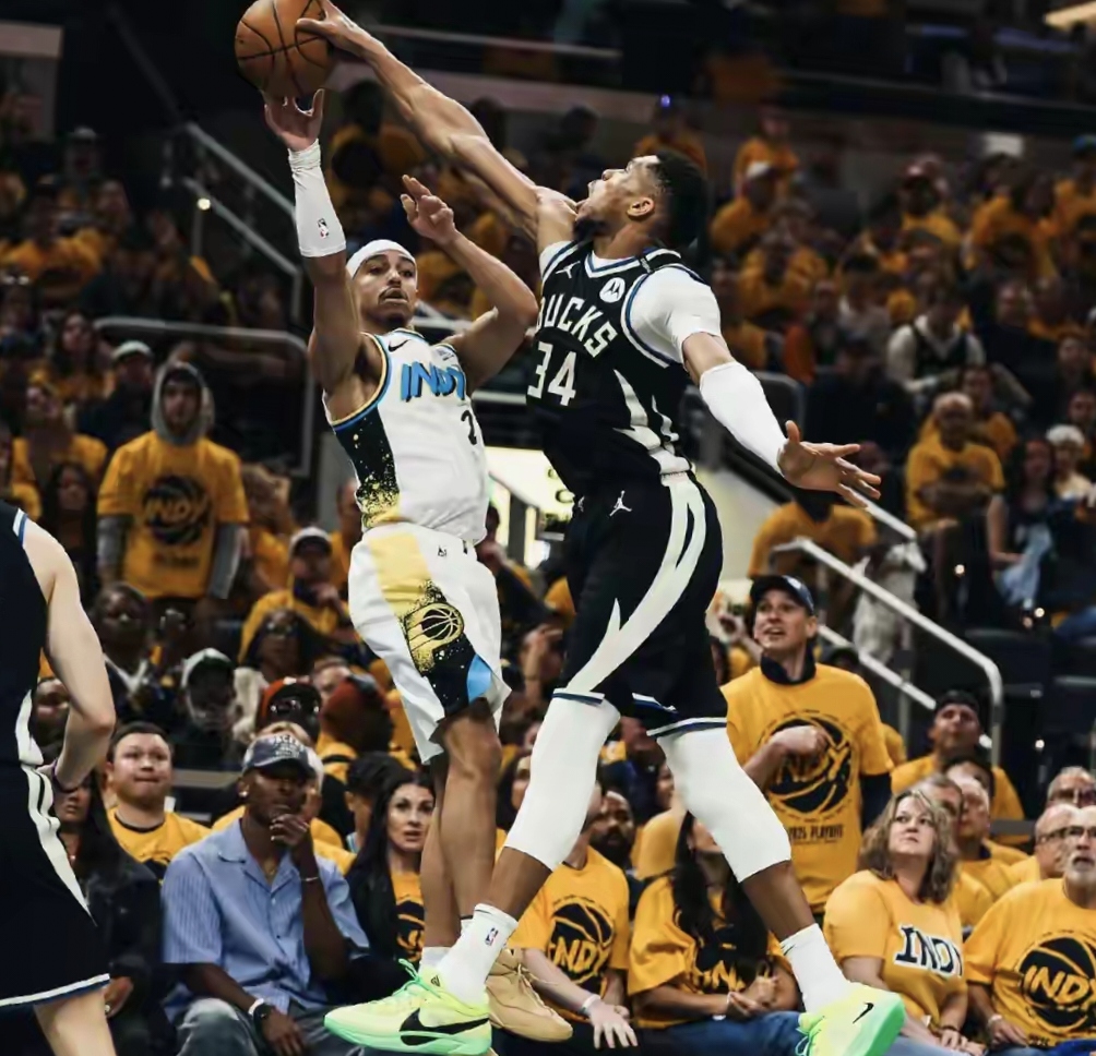 雄鹿主场击败步行者